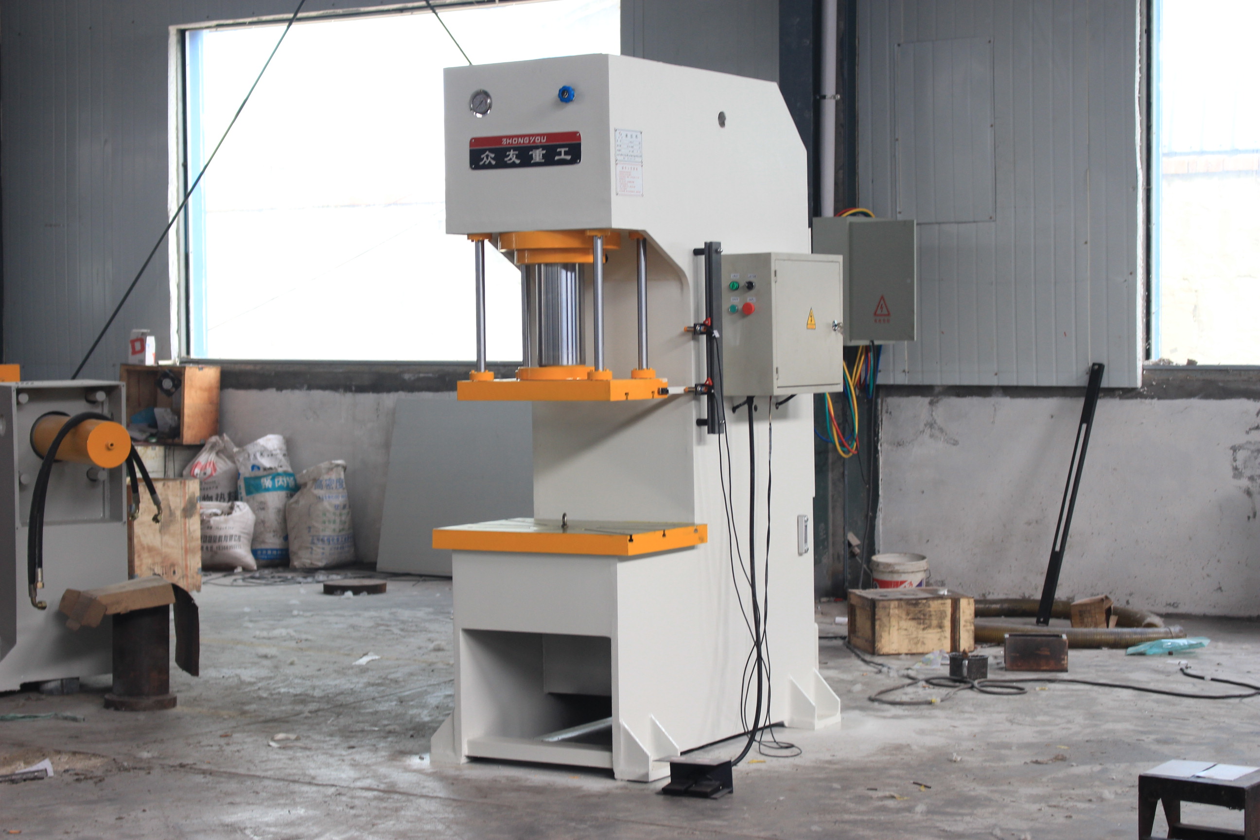 100吨四柱导向单臂液压机 (7)