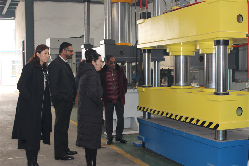 印度门面压花液压机顾客来访