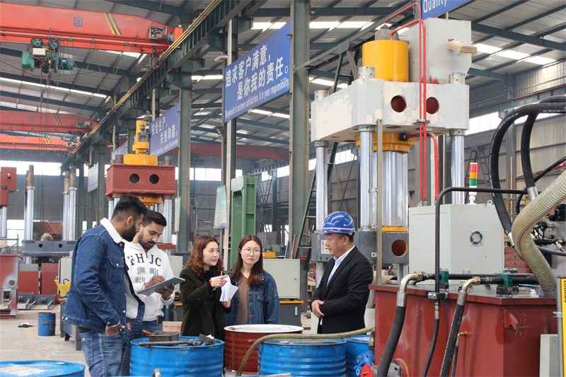 印度灰斗车液压机顾客来访