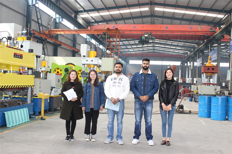 印度灰斗车液压机顾客来访