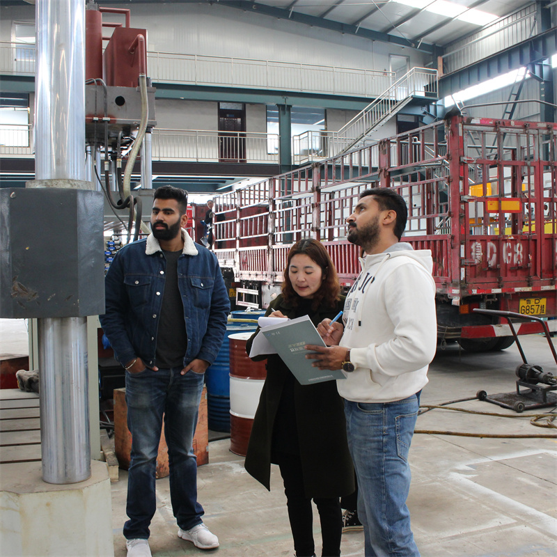 印度灰斗车液压机顾客来访