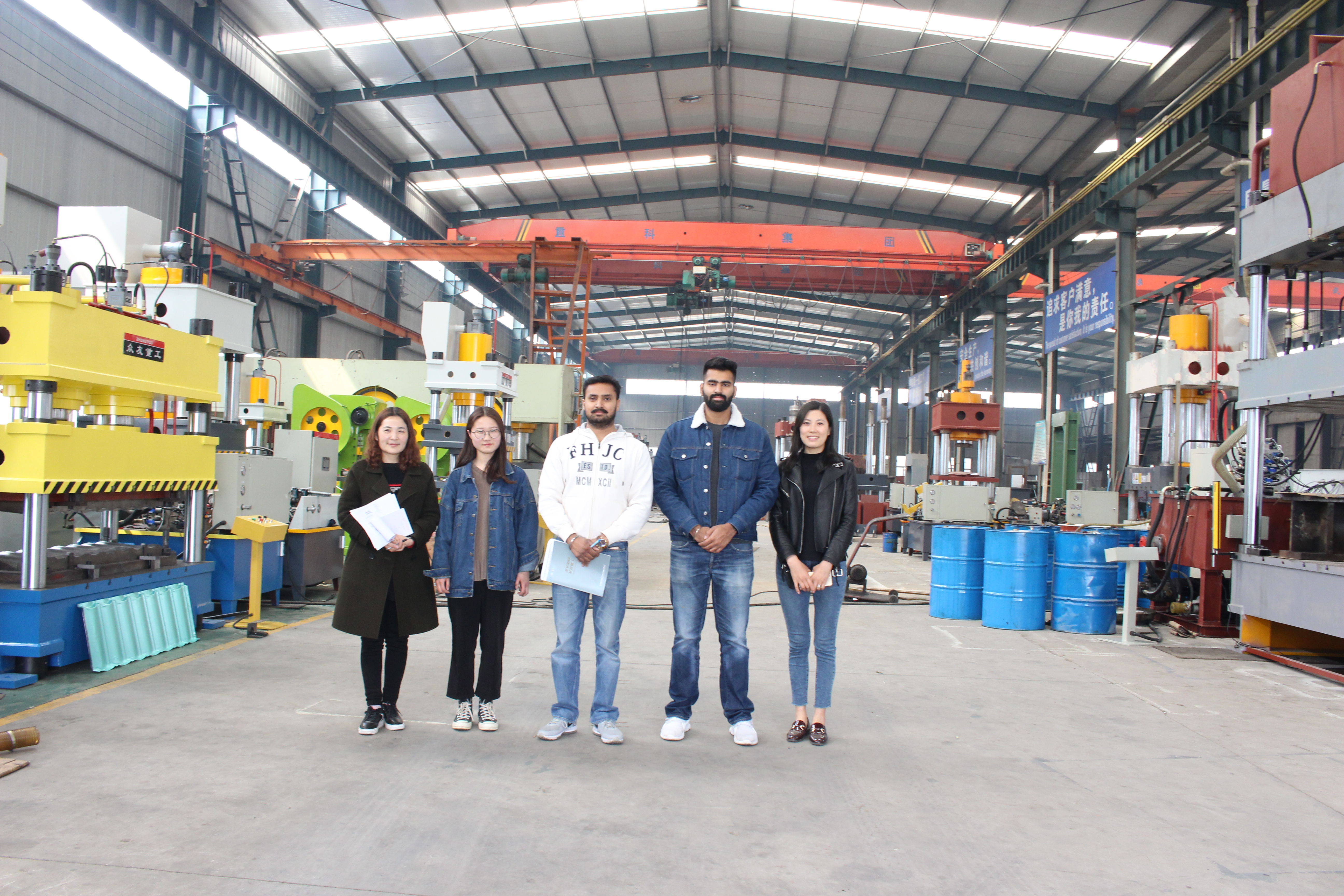 印度灰斗车液压机顾客来访