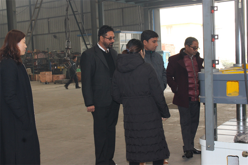 印度门面压花液压机顾客来访