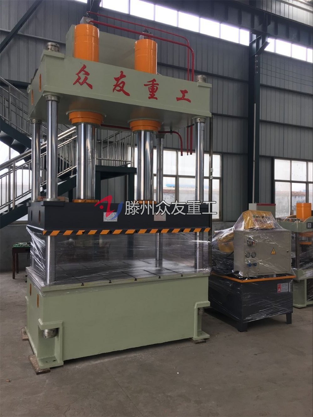 众友重工液压机厂家生产的250吨双缸四柱液压机