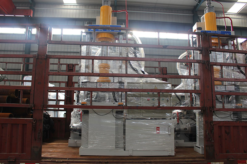 63吨四柱液压机装车 发往湖南厂家