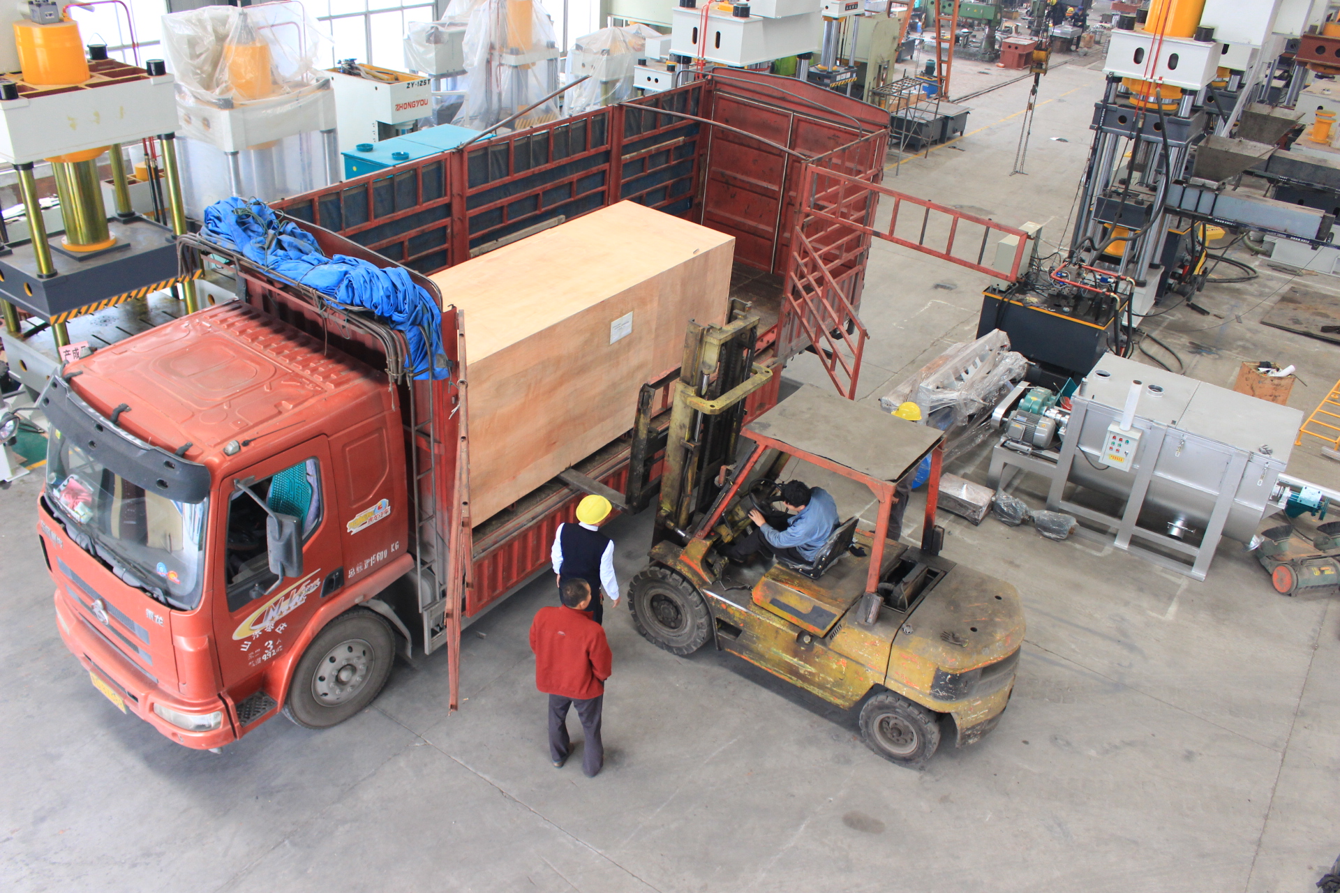 315吨常规小台面液压机  发往浙江厂家
