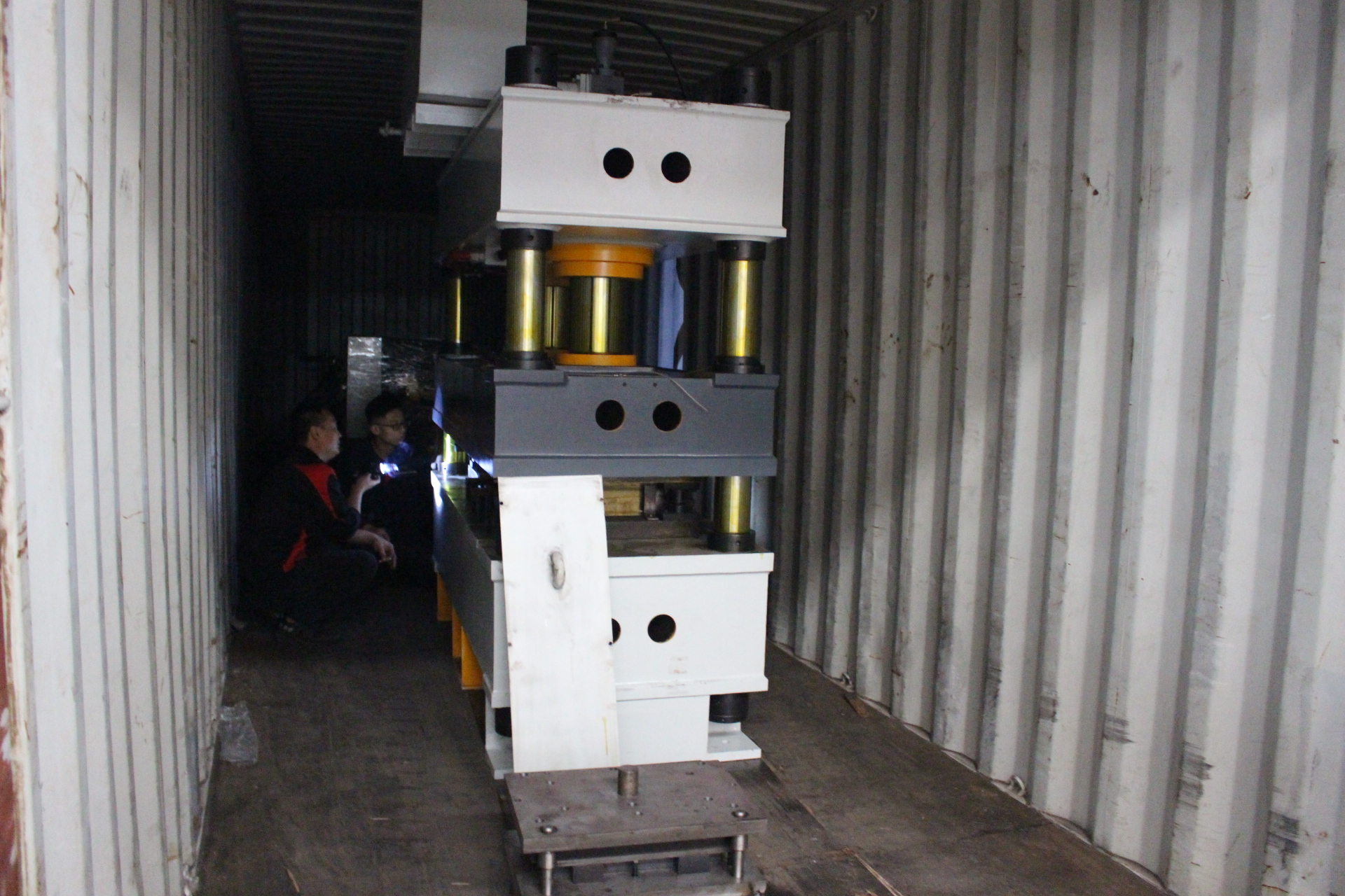 200吨双缸屋顶瓦液压机装车 发往福建厂家