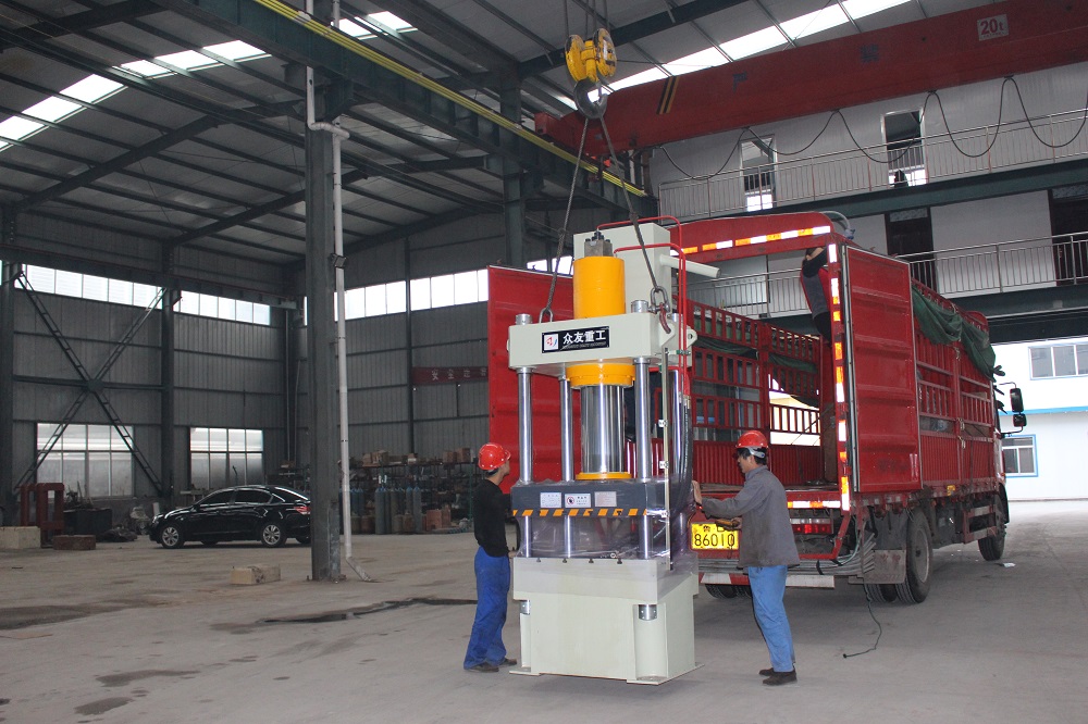 100吨常规三梁四柱铸钢件液压机装车发往浙江厂家