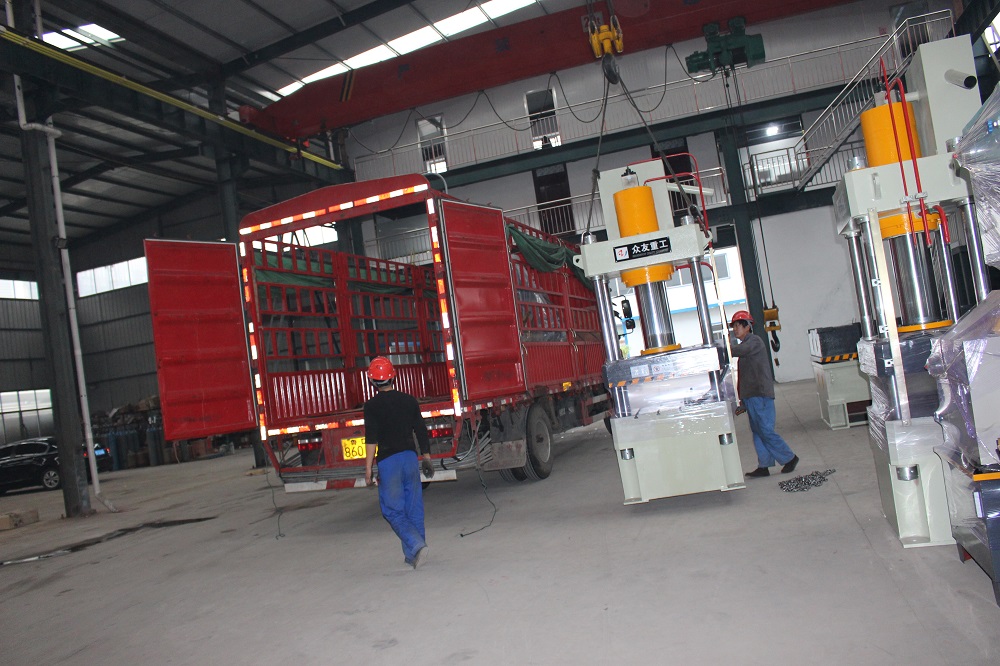 100吨常规三梁四柱铸钢件液压机装车发往浙江厂家