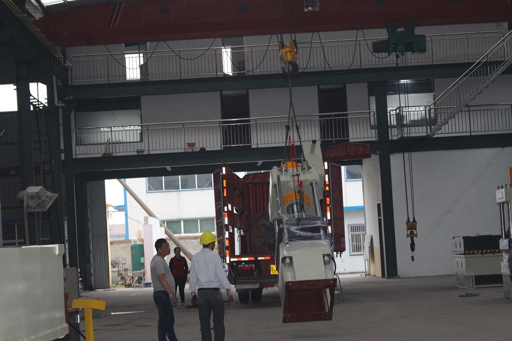 100吨常规三梁四柱铸钢件液压机装车发往浙江厂家