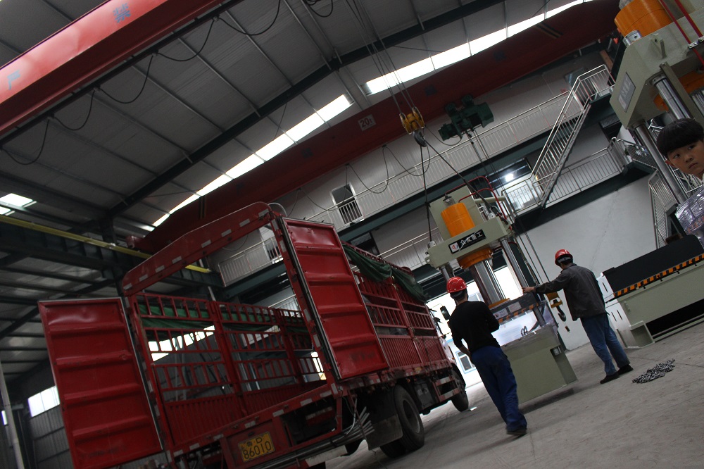 100吨常规三梁四柱铸钢件液压机装车发往浙江厂家