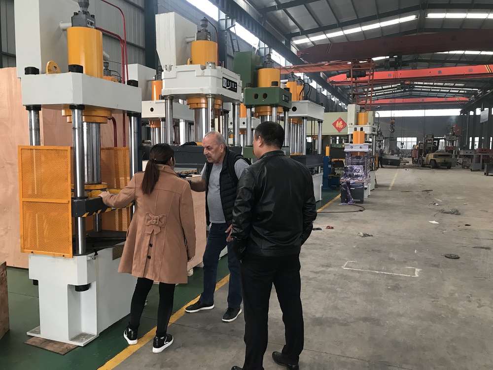 巴基斯坦客户来访滕州众友重工液压机厂家订购液压机