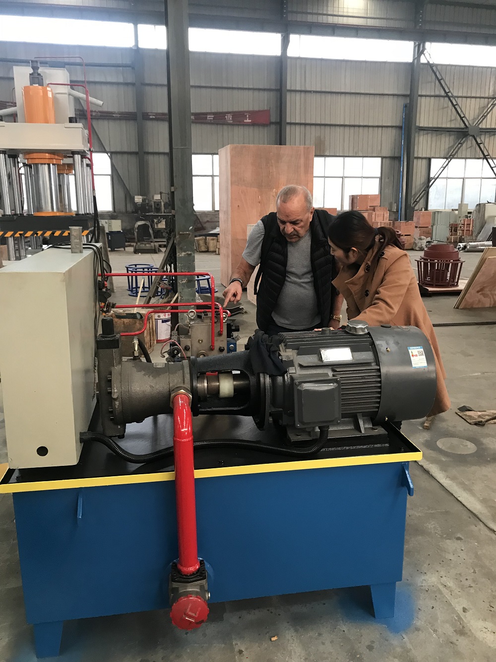 巴基斯坦客户来访滕州众友重工液压机厂家订购液压机