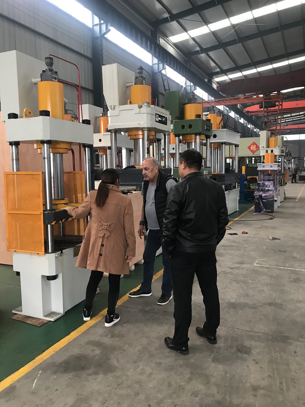 巴基斯坦客户来访滕州众友重工液压机厂家订购液压机