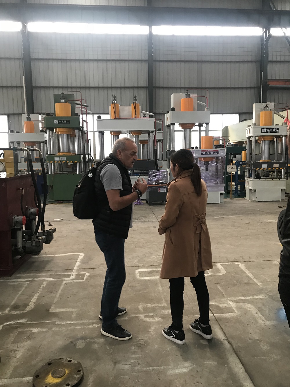 巴基斯坦客户来访滕州众友重工液压机厂家订购液压机