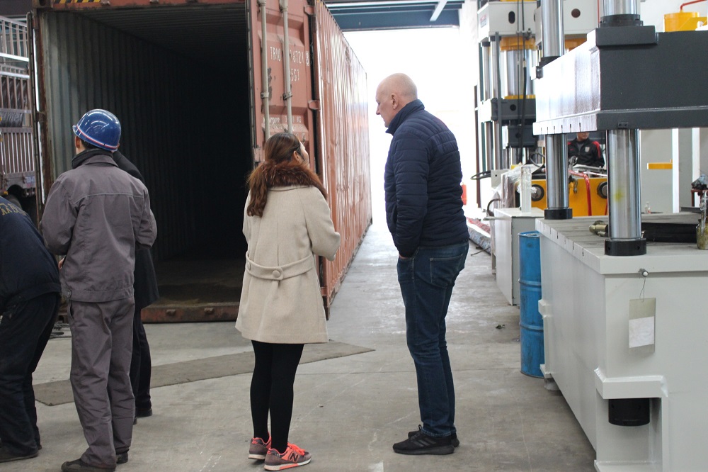 俄罗斯客户来访滕州众友重工液压机厂家订购液压机