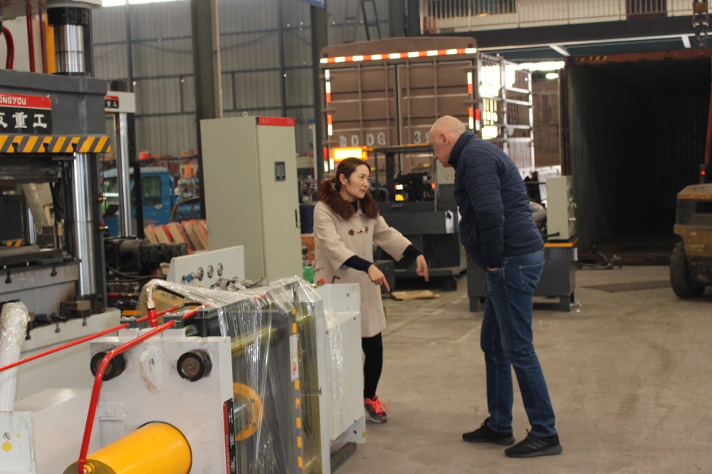 俄罗斯客户来访滕州众友重工液压机厂家订购液压机