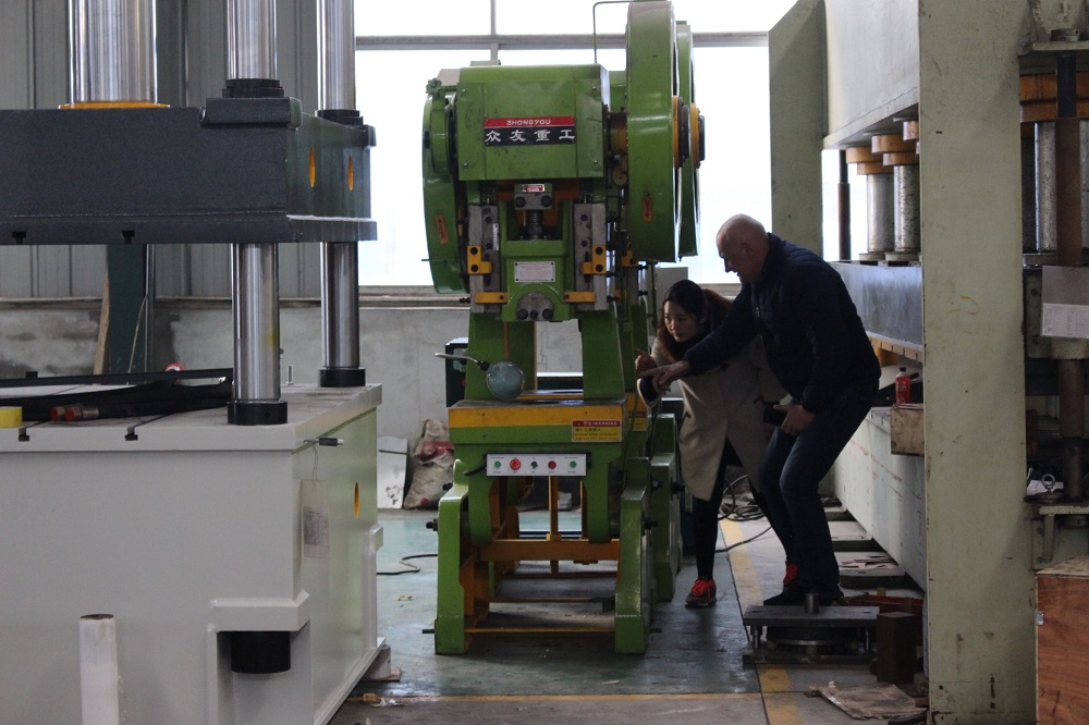 俄罗斯客户来访滕州众友重工液压机厂家订购液压机