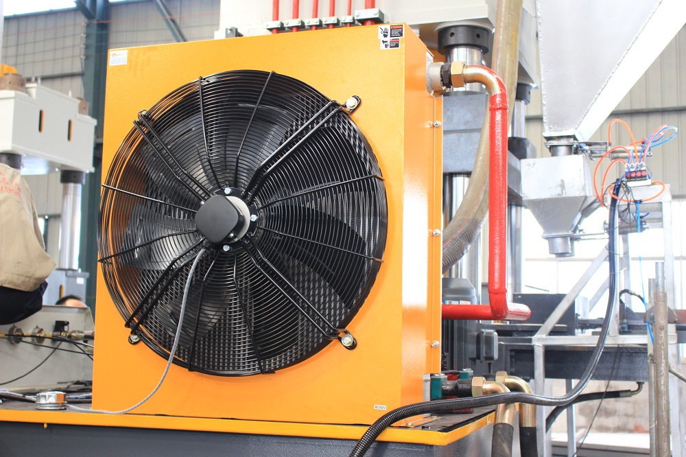 1000吨自动上料盐砖机 1000T牛羊舔砖液压机