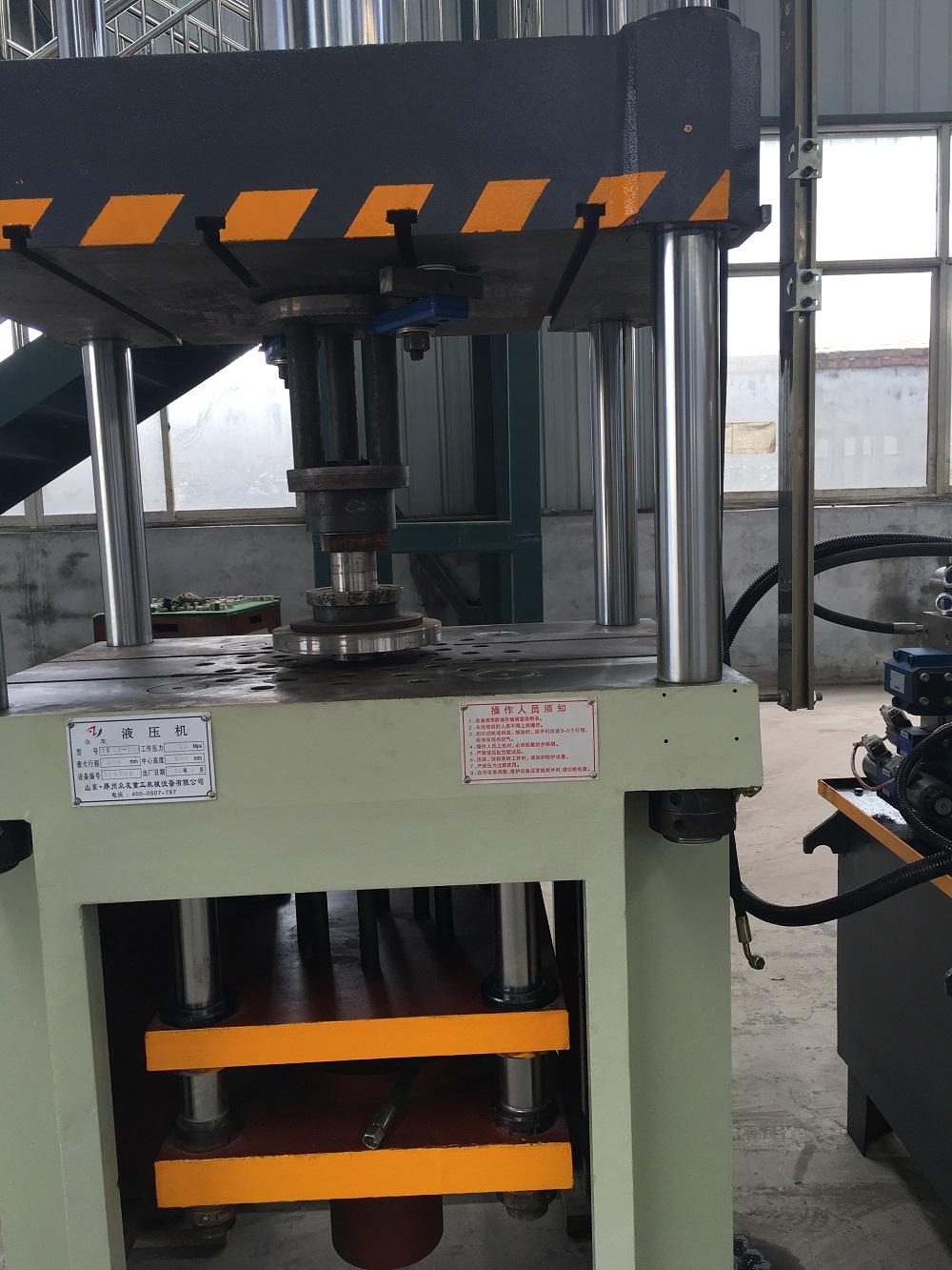 100吨三梁四柱压茶杯盖子液压机