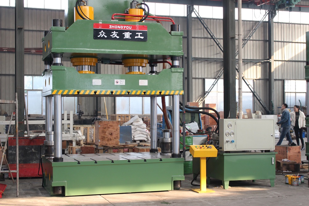 500吨绿色三梁四柱液压机