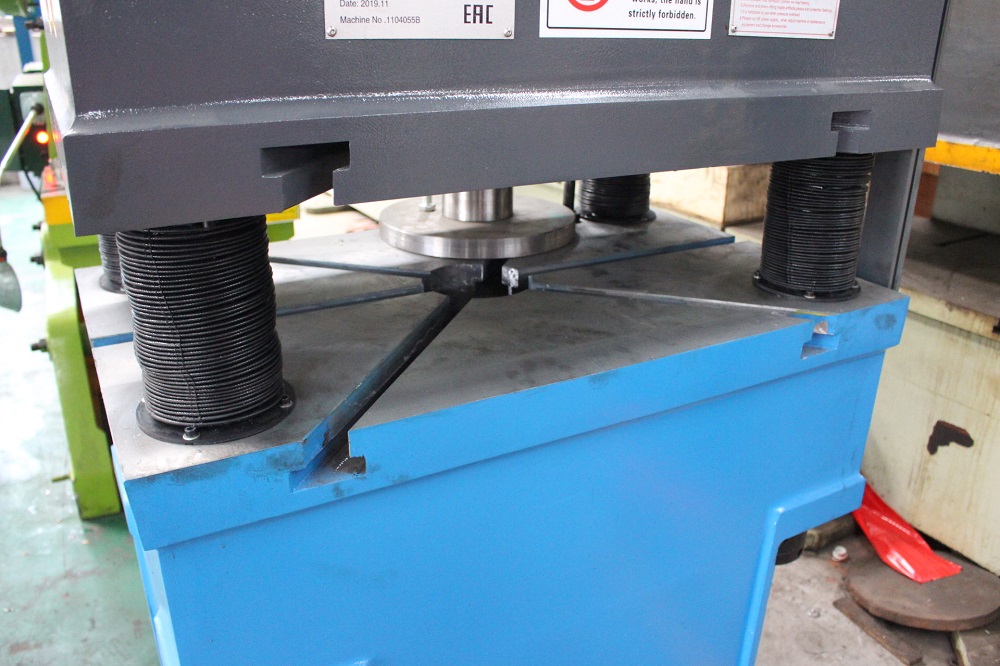 160T粉末成型三梁四柱液压机